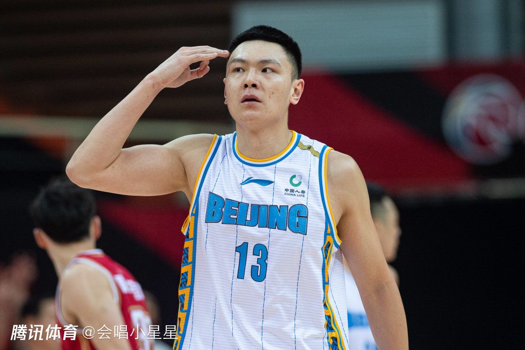 孙宏伟内心痛苦无比，他对张小曼自然是出于真心，两人当年在大学时在一起，一直到现在这么多年，从来没有吵过架拌过嘴，一直是相亲相爱，当年那么多同学里，不知道有多少人羡慕他们这种极其稳定的感情。